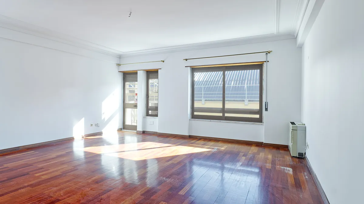 Sala, vista para as janelas