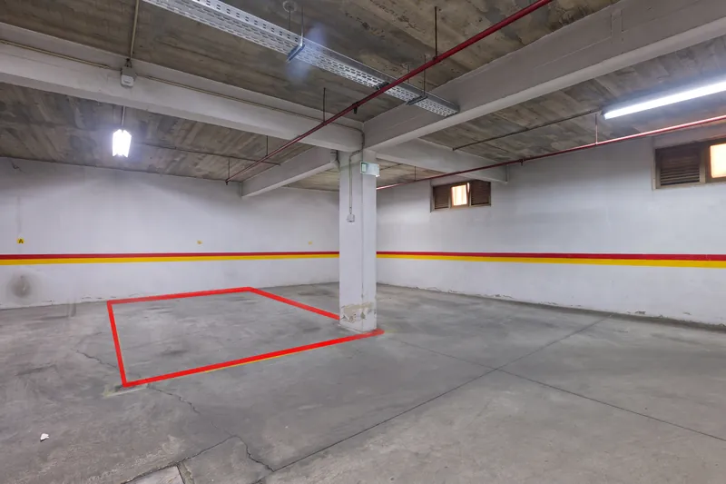 Lugar de garagem marcado, no piso menos dois
