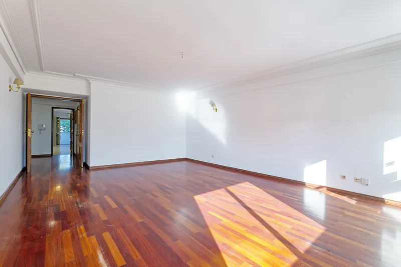 Sala, com mancha de sol no soalho