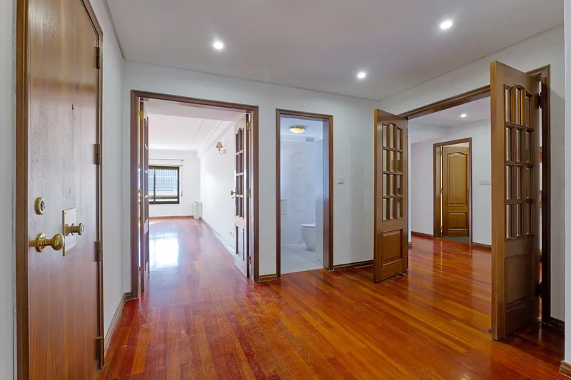 Hall de entrada, com portas em madeira