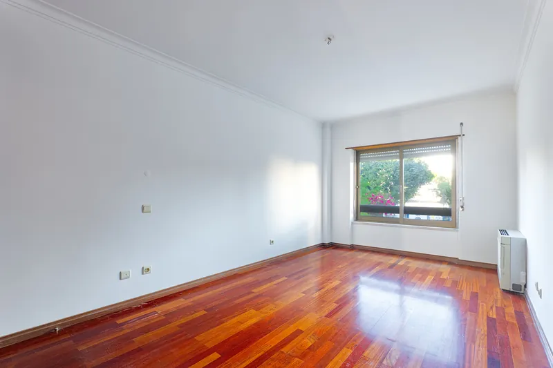 Quarto com janela para o arvoredo