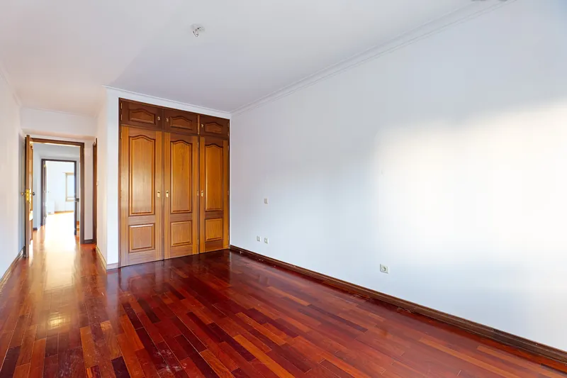 Quarto com roupeiro embutido