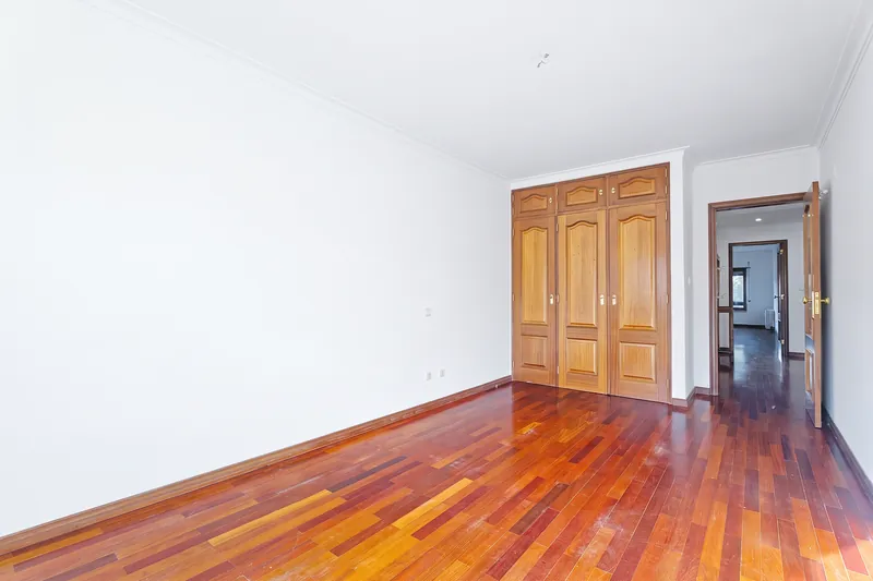 Quarto a sul, com roupeiro e acesso ao hall